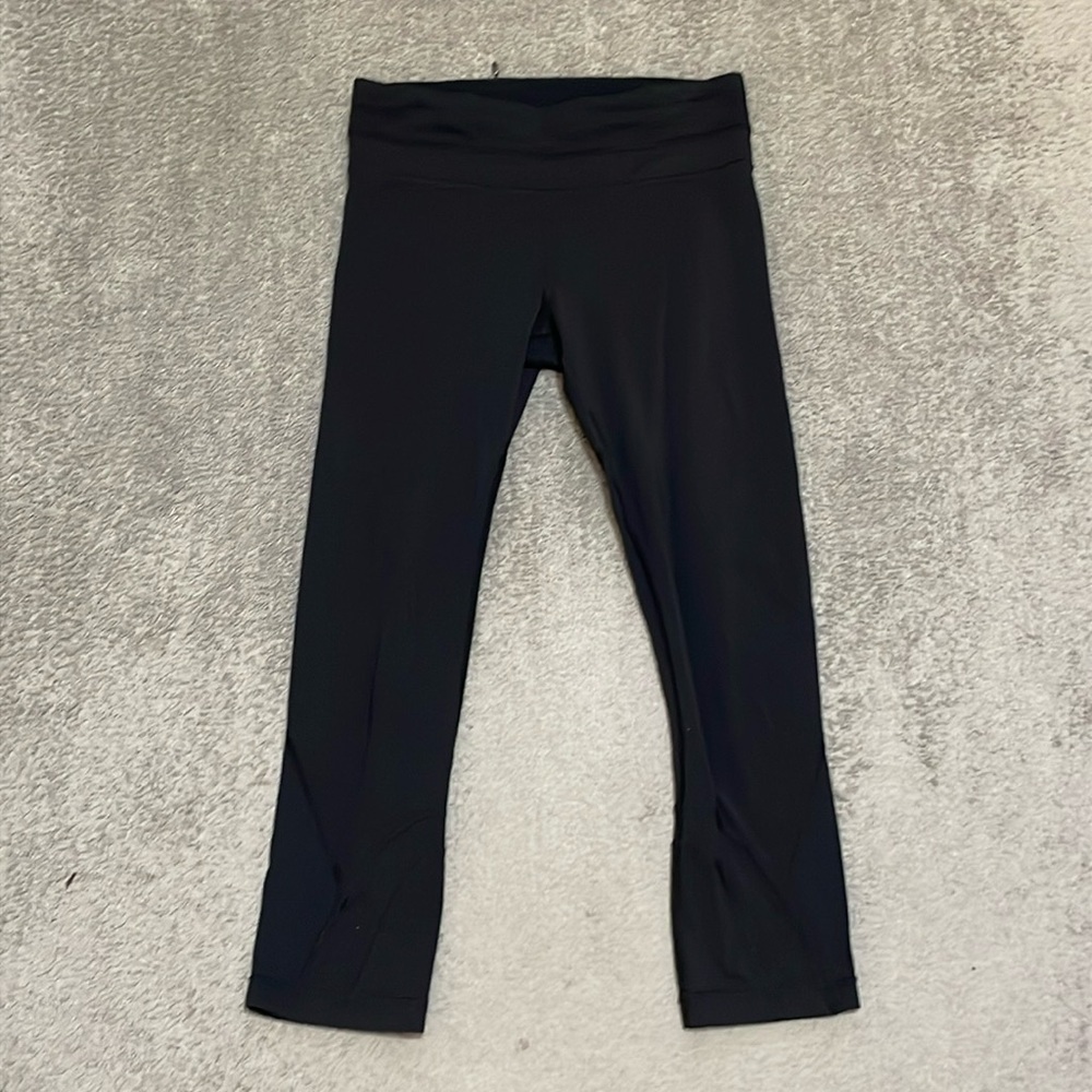 EC Lululemon Black Wunder Under Cropped Leggings - Size 4